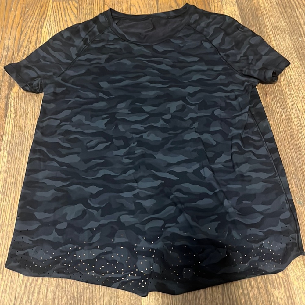 Lululemon camo shirt size 2 backless